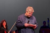 Musikschulleiter Arndt Jeschke moderiert durchs Programm